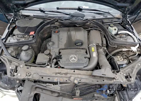 2012 Mercedes-Benz C 250 z USA, uszkodzony, nr VIN WDDGF4HB3CA623305